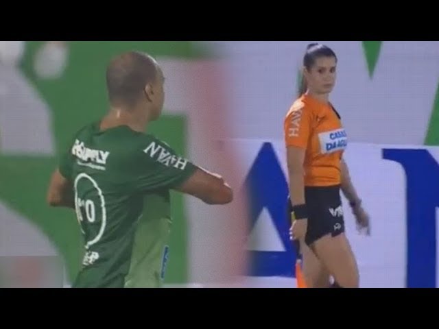 VIDEO. Scheidsrechter zet Braziliaanse vedette op zijn plaats na geflirt met lijnrechter