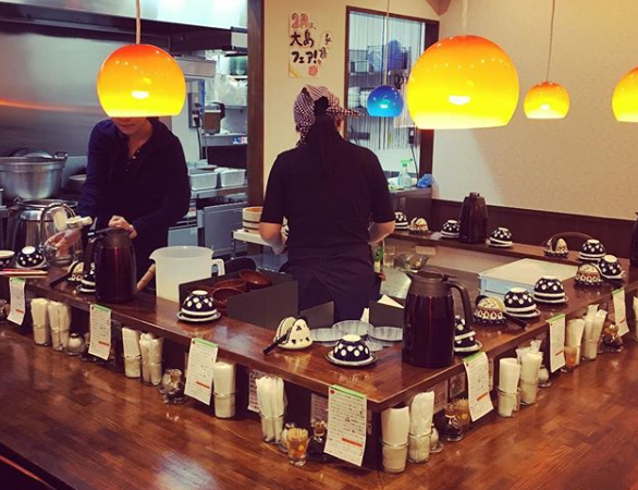 Japans restaurant laat klanten werken om de rekening te betalen