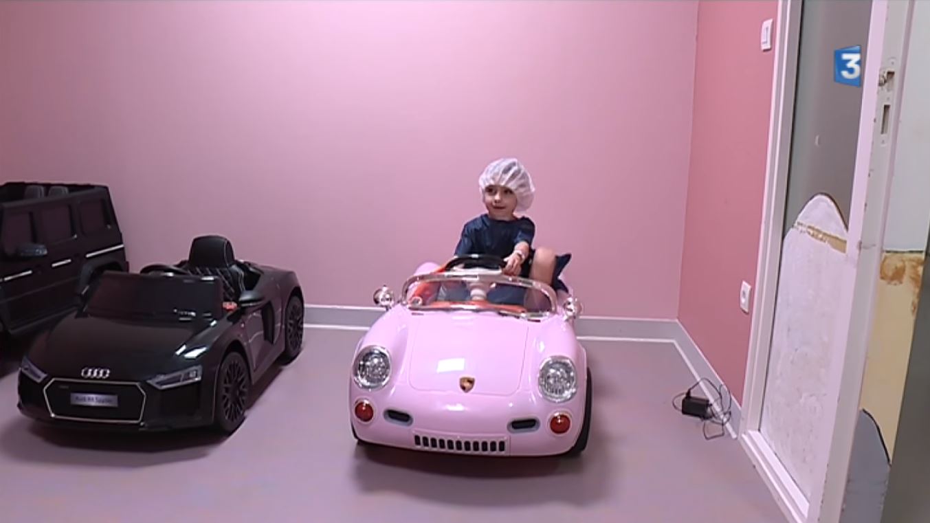 In dit ziekenhuis kunnen kinderen rondtuffen met elektrische wagens