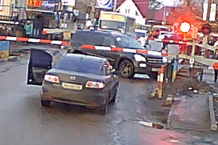 Held redt ongeduldige chauffeur nét op tijd van aanstormende trein (video)