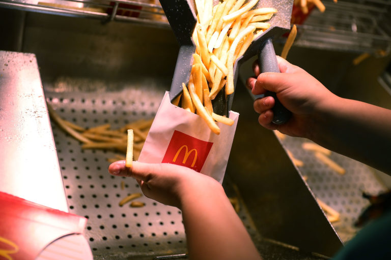 McDonald’s schrapt cheeseburger uit Happy Meal