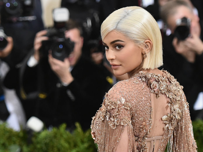 Kylie Jenner krijgt opnieuw Ferrari cadeau