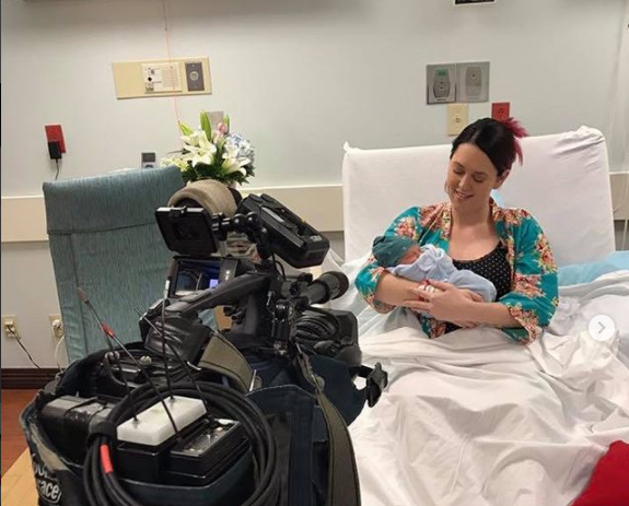 Radiopresentatrice bevalt on air