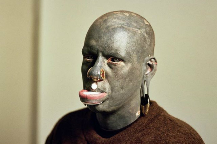 Brit is volledig bedekt met tattoo’s en piercings