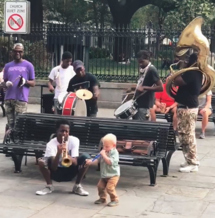 VIDEO. 1-jarige steelt de show tijdens straatoptreden