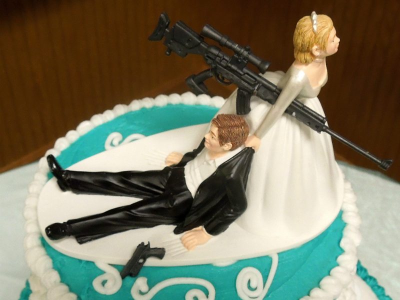 Vrouw verbrandt haar trouwkleed vlak na haar scheiding