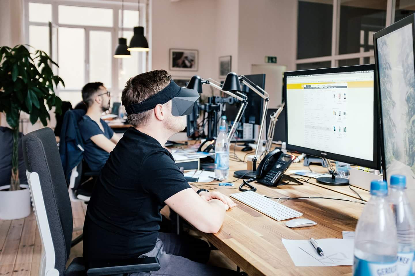 Dankzij deze pet word je niet afgeleid op het werk