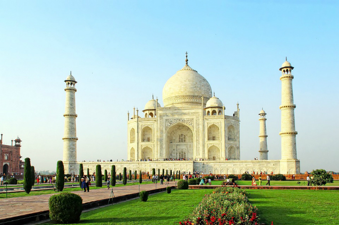 Taj Mahal kleurt geel door vervuiling