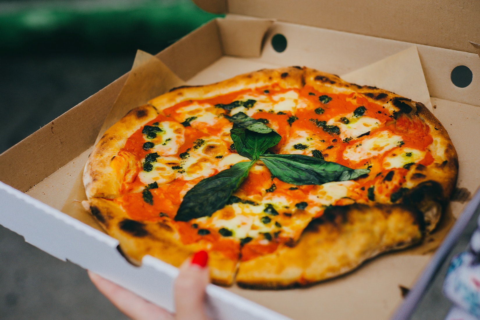 Britse pizzeria geeft gratis eten weg aan daklozen