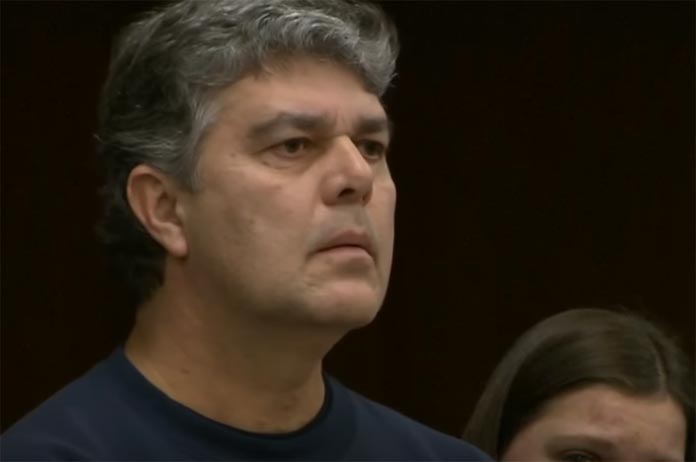 Vader van slachtoffers vraagt ‘één minuut alleen’ met pedofiel. Wanneer hij dat niet krijgt van de rechter, doet hij dit! (video)