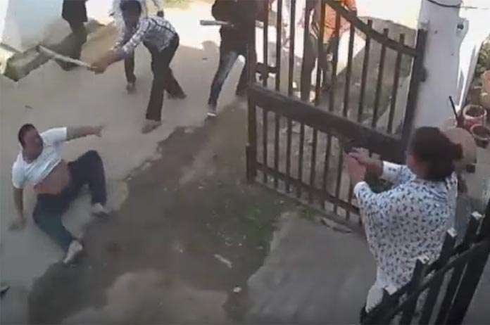 Haar man wordt in elkaar geslagen door een groep belagers. Dat kan ze niet laten gebeuren, dus doet ze DIT! (video)