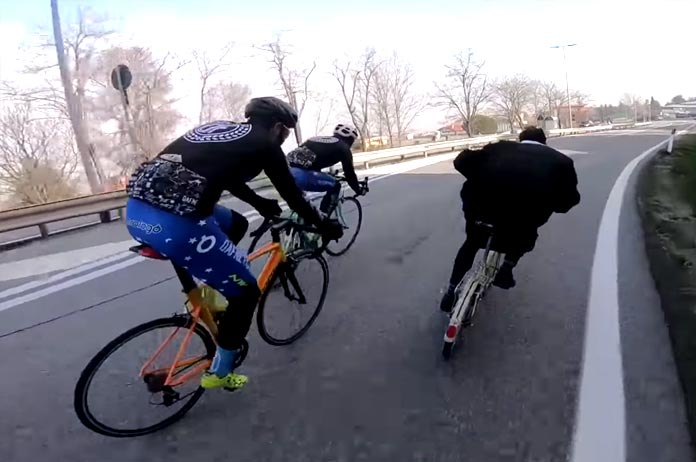 Priester op klein fietsje geeft wielrenners het nakijken met deze levensgevaarlijke manoeuvres (video)