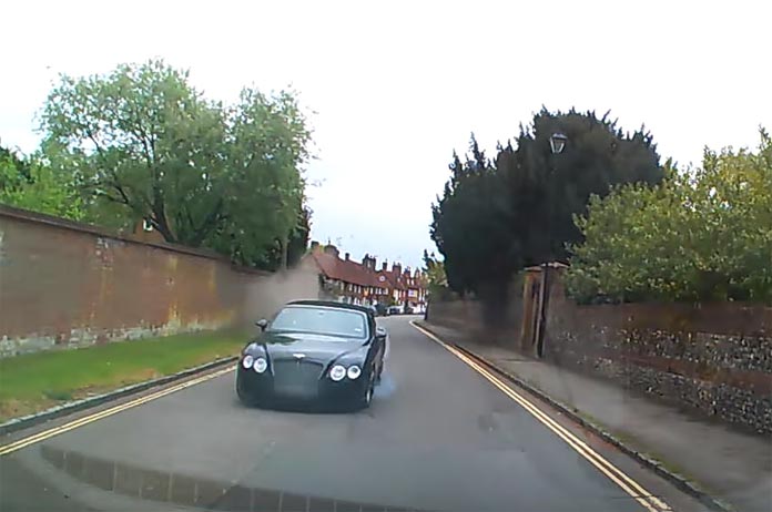 Gestoorde gek in dure Bentley scheurt tegen 136 km/u door bebouwde kom. En dat loopt uiteraard zéér fout af! (video)