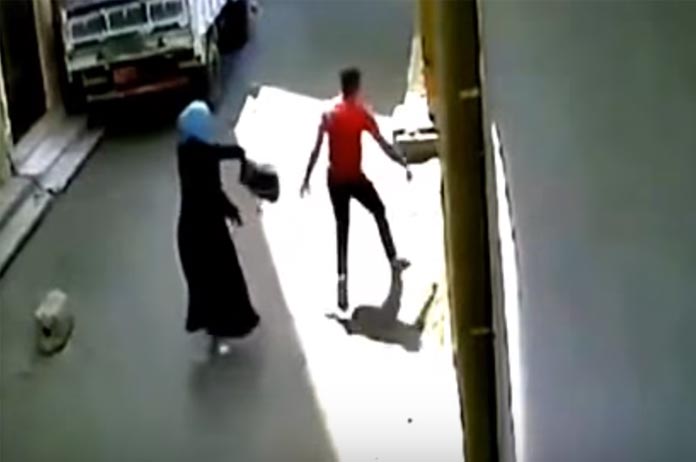 Handtastelijke kerel raakt kont van dame (20) aan. Zij krijgt nu applaus voor haar geweldige reactie! (video)