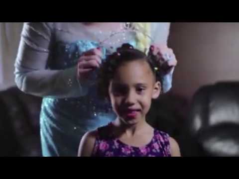 VIDEO. ‘Disney’-prinses brengt bezoekje op verjaardagsfeest van eenzaam meisje