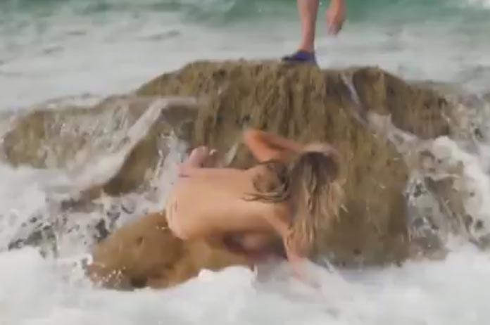 Kate Upton dondert topless van rots tijdens fotoshoot (video)