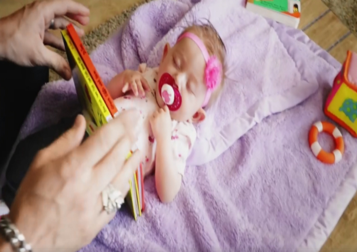 Illusionist zaagt dochtertje in twee. Zie jij hoe?