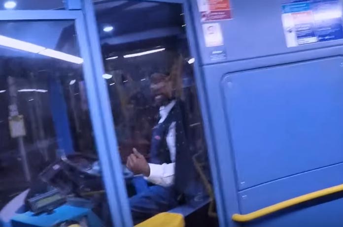 Dit geloof je nooit: gestoorde buschauffeur ‘vangt’ agressieve motard (video)