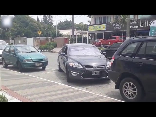 VIDEO. Vrouw pakt uit met opvallend parkeermanoeuvre