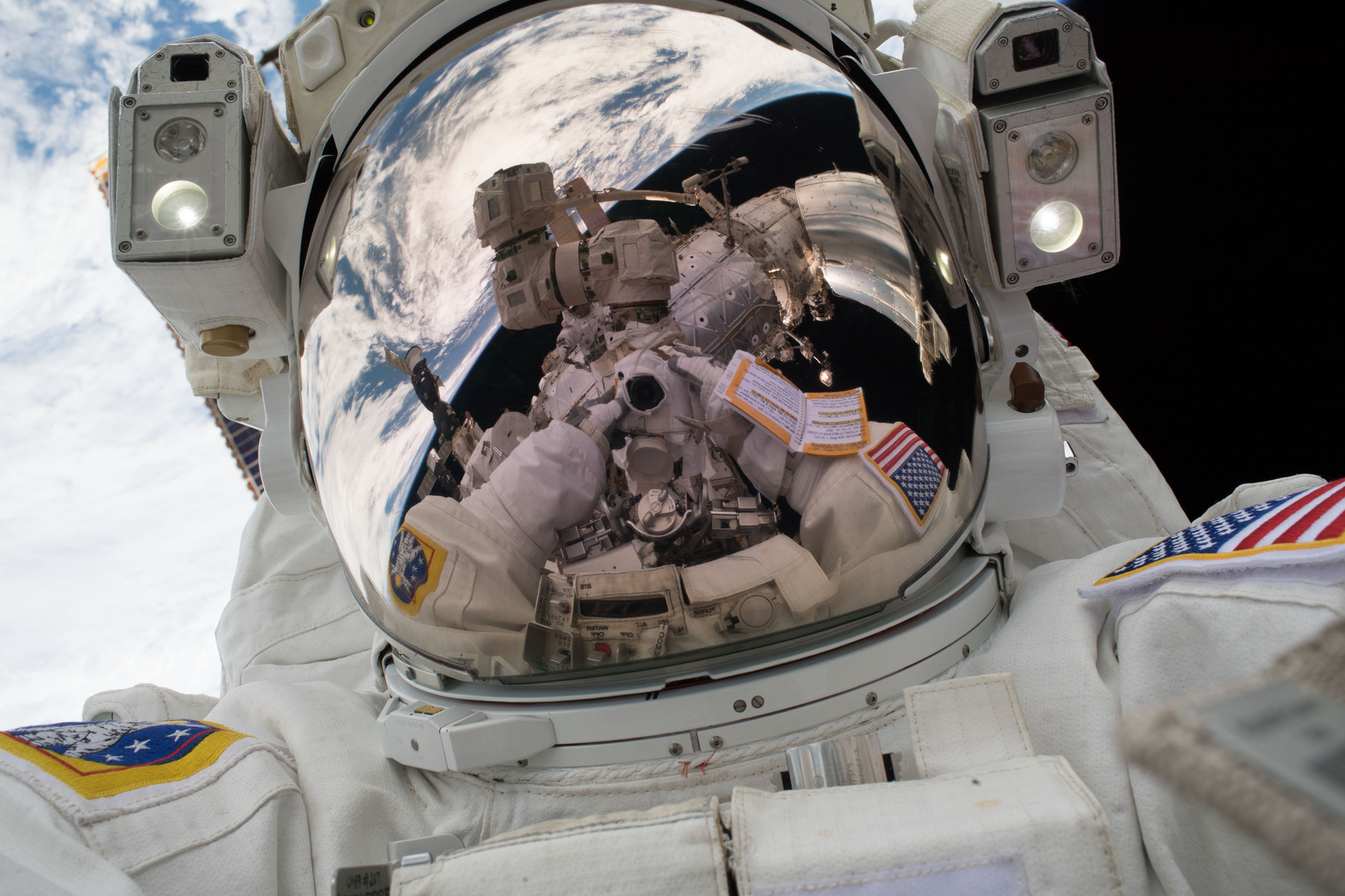 Astronaut maakt knappe selfie in de ruimte