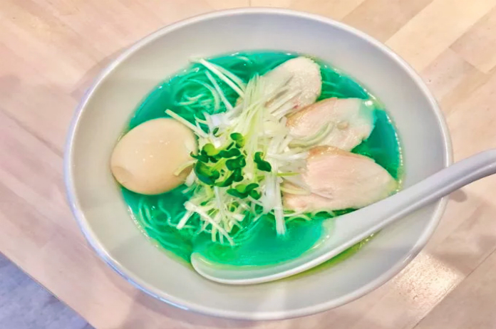 Eens proeven van blauwe noedelsoep? Voor slechts 10 dollar is het mogelijk