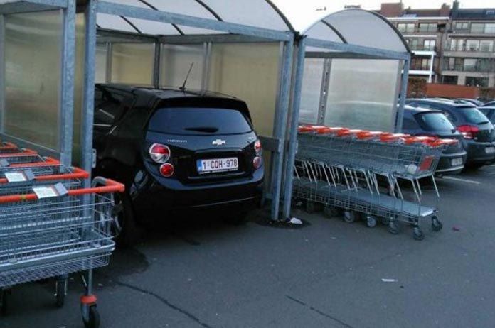 Geen parkeerplaats aan de Colruyt? Deze bestuurder heeft een ‘creatieve’ oplossing! (foto)