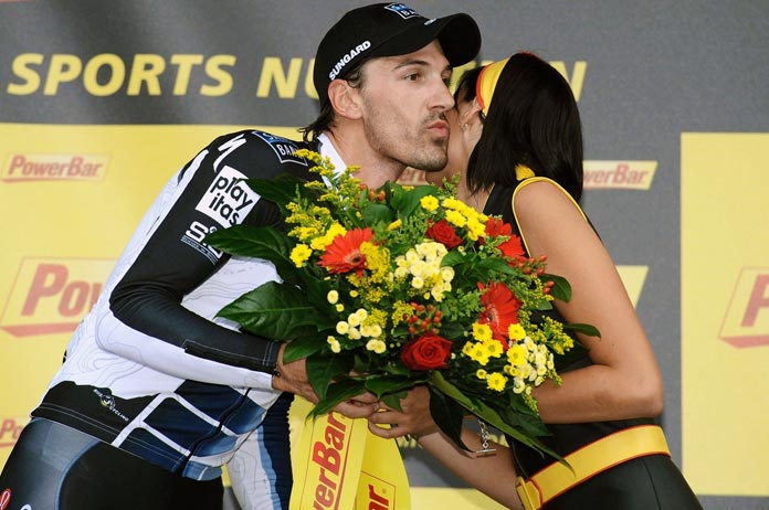 VRT met schaamrood op de wangen wegens ‘kussende bloemenhoeren’