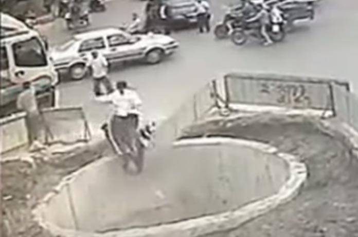 Deze scooterrijder belandt na 4(!) aanrijdingen in waterput (video)