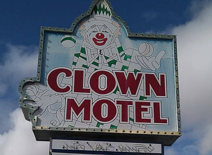 Griezelig clownhotel staat te koop