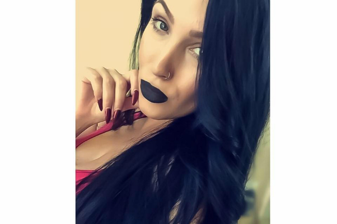 Vrouw houdt begrafenis voor haar eigen jeugd