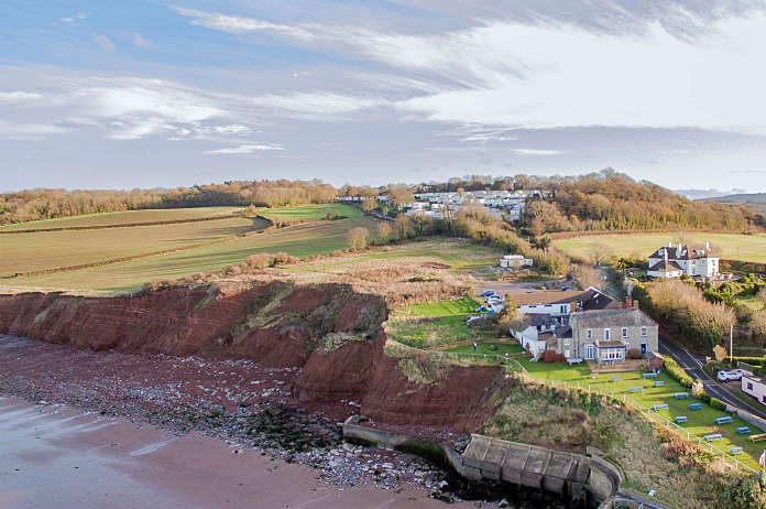 Hotel dreigt ingeslikt te worden door de zee