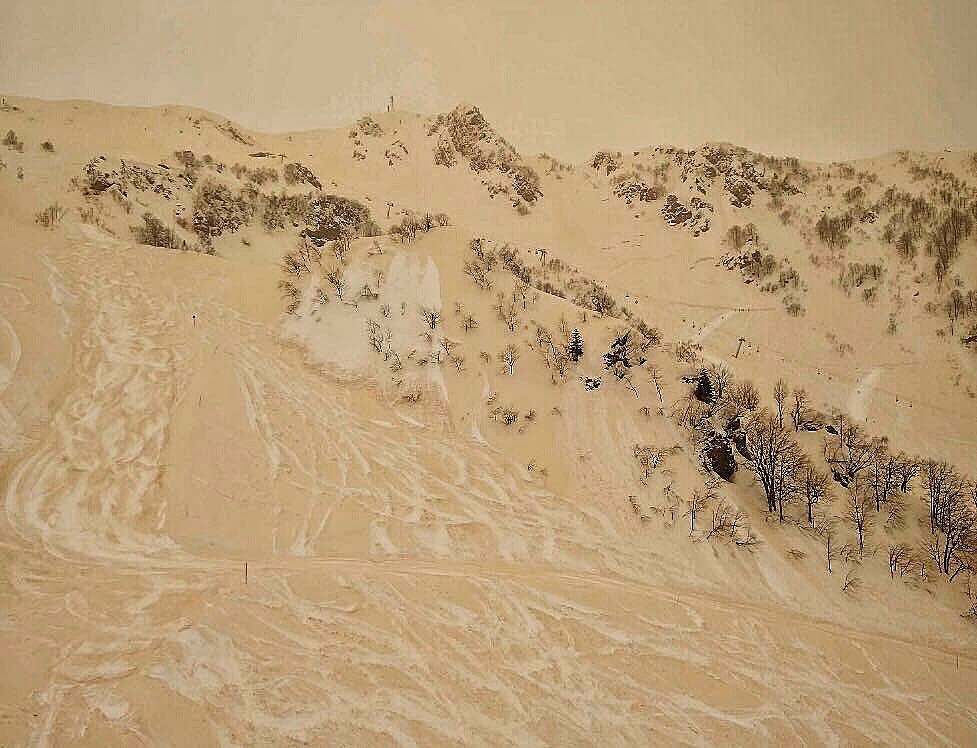 IN BEELD. Oost-Europees landschap bedekt onder oranje laag sneeuw