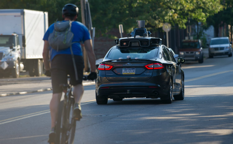 Mensen in San Francisco vallen zelfrijdende auto’s aan