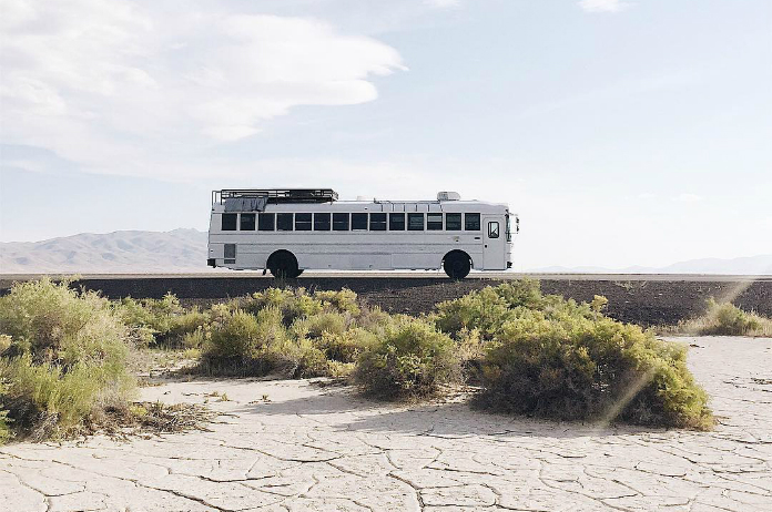 Amerikaans gezin reist rond met omgebouwde schoolbus