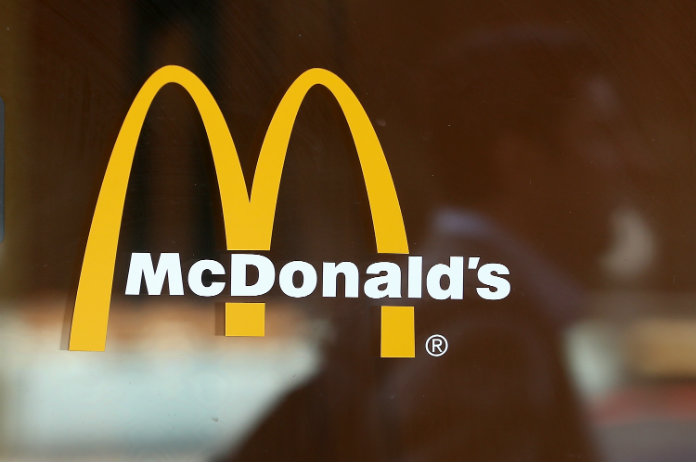Man probeert McDonald’s hamburger te bestellen op zijn paard