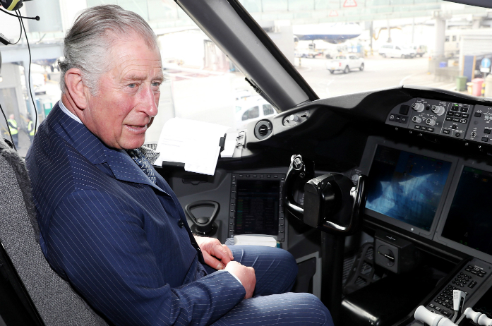 Prins Charles kruipt even weer in cockpit