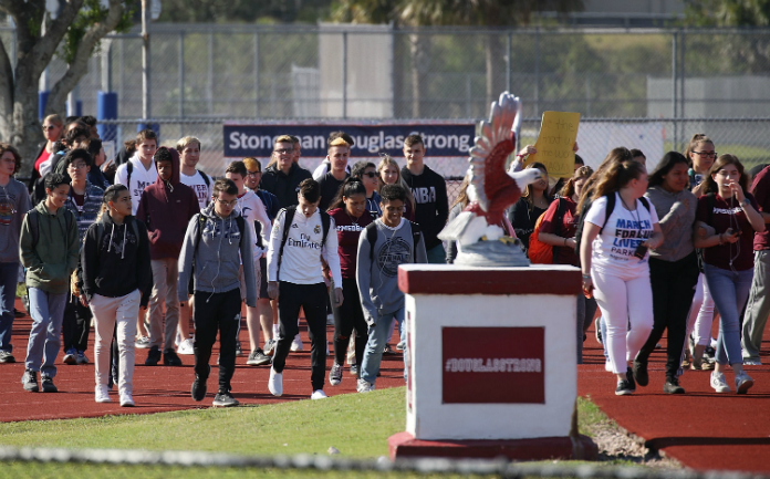School verplicht leerlingen doorzichtige rugzak te dragen