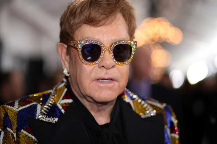 Elton John verlaat woest het podium “F*ck off”