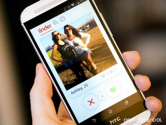 Transgendervrouw klaagt Tinder aan voor discriminatie