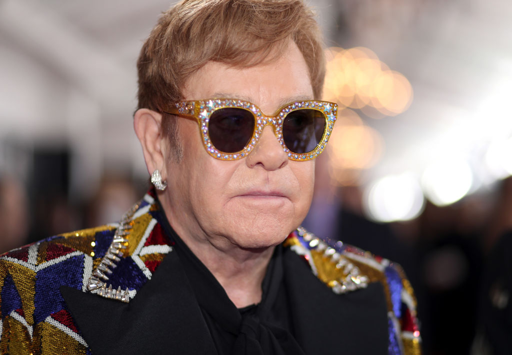 Elton John niet te spreken over huwelijk Harry en Meghan: “Waar blijft mijn uitnodiging?”