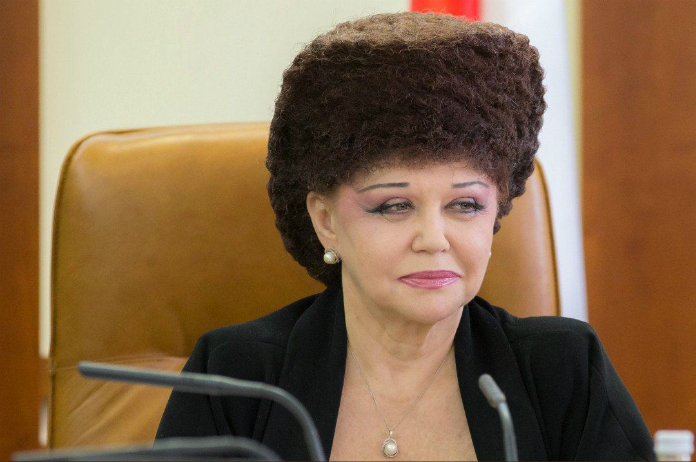 Russische politica gaat viraal met vreemd kapsel
