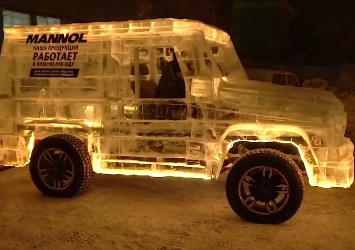 Rus maakt auto van ijs
