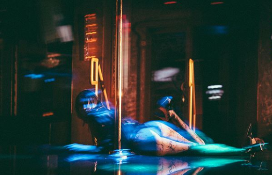 Amerikaanse strippers halen met QR-tattoo bitcoins binnen