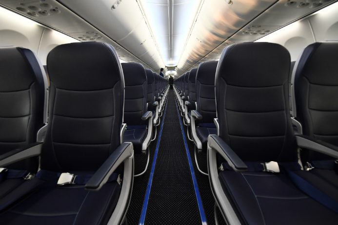 Vliegtuigpassagier kijkt naakt naar porno en valt stewardess lastig