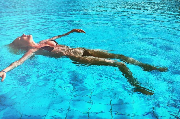 Bikiniweer of niet, Joke van de Velde poseert zelfs in de regen (foto)