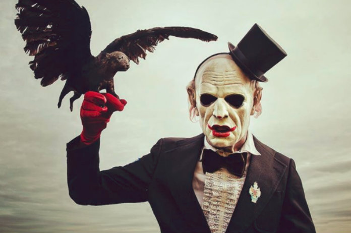 Duo verzamelt opgezette dieren en maakt er enge foto’s van