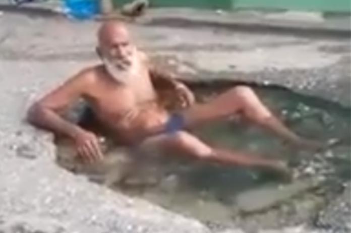Held van de dag: oude man tovert put in de weg om tot ‘jacuzzi’ (video)
