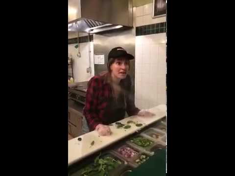 VIDEO. Vrouw krijgt pitabroodje met speeksel in