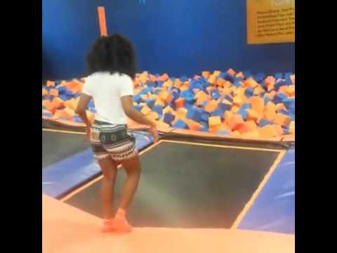 VIDEO. Vrouw maakt salto op trampoline en verliest haar pruik
