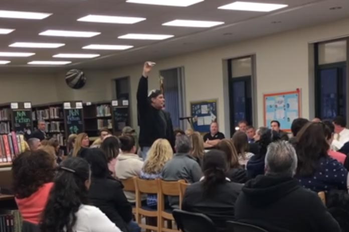 Man zwaait met mes in vol klaslokaal. En hij krijgt er nog applaus voor ook! Terecht? (video)